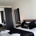 Whispering Waves At Mercury Tower With Panoramic View , 2x Pools And Gym 아파트 *
