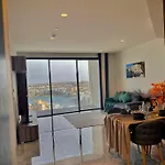 Whispering Waves At Mercury Tower With Panoramic View , 2x Pools And Gym 아파트