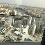 Whispering Waves At Mercury Tower With Panoramic View , 2x Pools And Gym 아파트