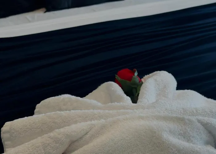 Whispering Waves At Mercury Tower With Panoramic View , 2x Pools And Gym Appartement