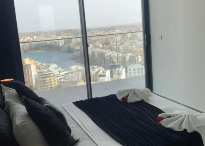 Whispering Waves At Mercury Tower With Panoramic View , 2x Pools And Gym Appartement *