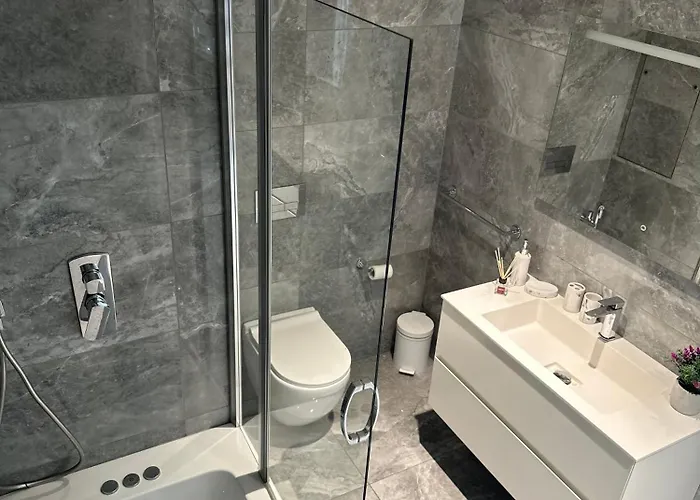 Whispering Waves At Mercury Tower With Panoramic View , 2x Pools And Gym Apartament