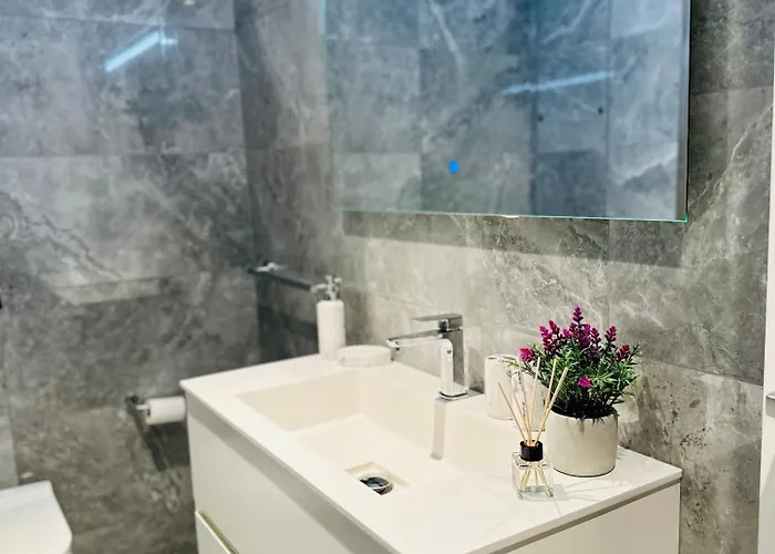 Whispering Waves At Mercury Tower With Panoramic View , 2x Pools And Gym Appartement *