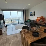 Whispering Waves At Mercury Tower With Panoramic View , 2x Pools And Gym דירה *