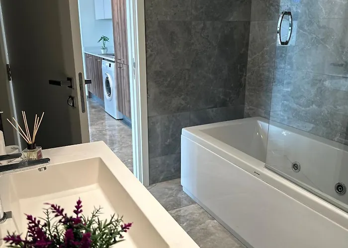 Whispering Waves At Mercury Tower With Panoramic View , 2x Pools And Gym