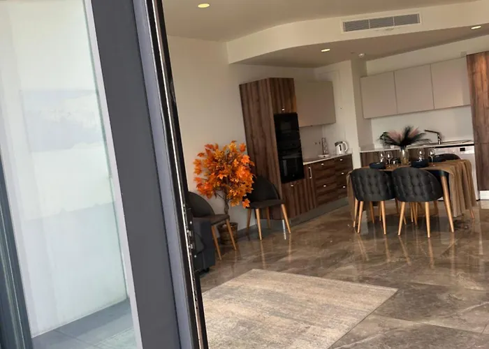 Apartment Whispering Waves At Mercury Tower With Panoramic View , 2x Pools And Gym